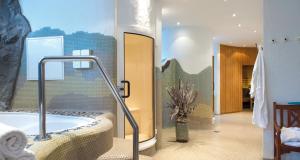 法兰肯塔尔弗兰肯塔尔维克多的宫殿酒店的一间带浴缸的浴室