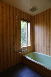 神户RENEST的带浴缸的浴室和窗户。