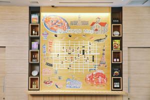 札幌OMO3 Sapporo Susukino by Hoshino Resorts的墙上的一张大树图海报