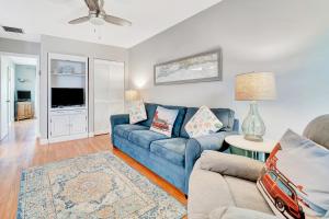 布雷登顿海滩Coquina Reef 11的客厅配有蓝色的沙发和桌子