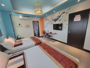 金宁乡度咕民宿的酒店客房设有一张大床和一张书桌。