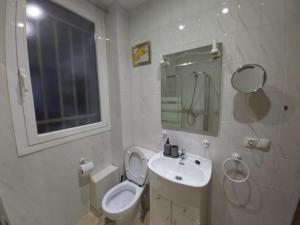 Apartamento Ideal Retiro - Centro de Madrid的一间浴室