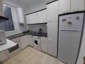 Apartamento Ideal Retiro - Centro de Madrid的厨房或小厨房
