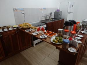 阿尔特杜尚波萨达多塔帕若斯河旅馆的餐桌上放着几盘食物的厨房