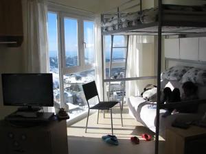 塞拉内华达Precioso apartamento a pie de pista en Sierra Nevada的坐在卧室里床边的窗户的人