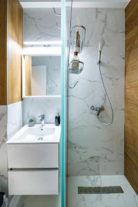 北马马亚-讷沃达里Luxury Sea On Studio的一间带水槽和淋浴的浴室