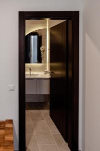 布勒伊拉RaAy的浴室设有黑色的门和水槽。