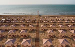利多迪耶索罗福克斯坦恩耶索洛酒店&Spa的享有海滩的空中景致,配有椅子和遮阳伞