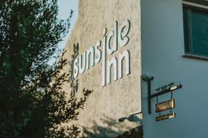 凯里尼亚Sunside Inn Hotel的一座有Sunoco商场标志的建筑