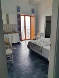 波西塔诺La Casa di Nunzia B&B的一间卧室配有一张床,厨房设有阳台
