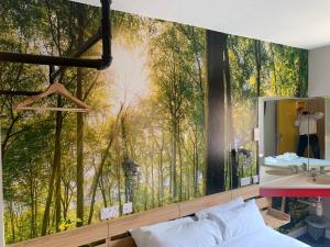 泰恩河畔纽卡斯尔梅德隆纽卡尔斯客栈的卧室配有森林壁画