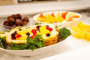 那霸Rembrandt Style Naha的桌上放着一碗水果和蔬菜的食物