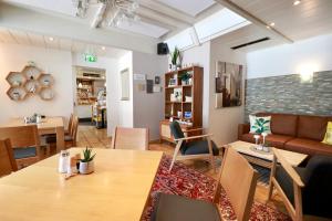 米明Seelos - Alpine Easy Stay - Bed & Breakfast的客厅配有桌子和沙发