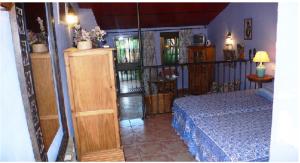 Zalamea la RealCortijo Zalamea的一间卧室配有一张带蓝色床罩的床
