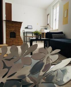 罗维尼Rooms & Apartments La Casa di Loreto的带沙发和壁炉的客厅