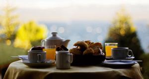 圣卡洛斯-德巴里洛切蒂罗尔酒店的一张桌子,上面放着一盘食物和咖啡