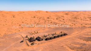 梅尔祖卡Tassili Luxury Desert Camp的沙漠营地的空中景观