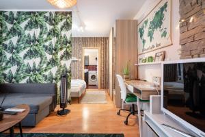 布达佩斯Green Lush Apartment的带沙发和书桌的客厅
