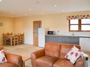 EdlinghamQuails Nest的带沙发的客厅和厨房
