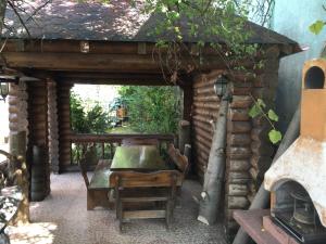 基尔科沃Guesthouse Avenue的户外客房设有桌子和炉灶。