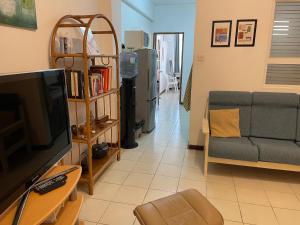 路易港Private Apartment Wakin Residence, City Centre, Port Louis的带沙发和电视的客厅