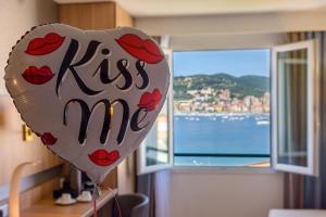 阿雅克修阿雅克肖阿米雷特贝斯特韦斯特酒店的一只心气球,在窗前写着吻我