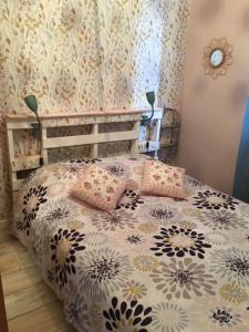 勒芒La jolie petite maison的一间卧室配有一张带两个枕头的床