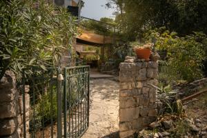 BobovišćaApartman Silna your new home with terrace and garden的花园内石墙的大门