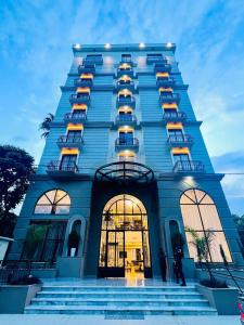 亚的斯亚贝巴TH BonRoyal Hotel的蓝色的建筑,旁边设有阳台