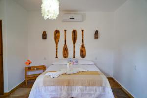 巴拉格兰德Casa do velejador的一间卧室配有一张床,上面有两条毛巾
