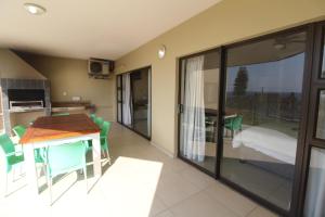 乌旺戈海滩Saints View Resort Unit 5的一间带桌椅的房间和一间卧室