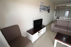 乌旺戈海滩Saints View Resort Unit 12的客厅配有沙发和电视。