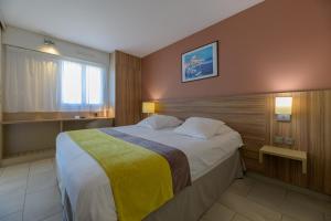 阿雅克修阿加西奥阿米劳特酒店的一间卧室,卧室内配有一张大床