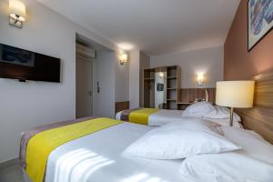 阿雅克修阿加西奥阿米劳特酒店的酒店客房设有两张床和一台平面电视。
