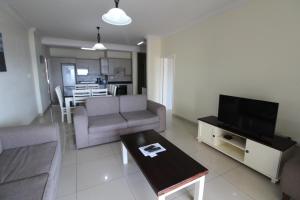 乌旺戈海滩Saints View Resort Unit 21的带沙发、电视和桌子的客厅