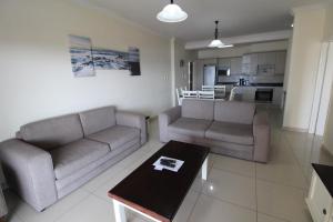 乌旺戈海滩Saints View Resort Unit 21的客厅配有两张沙发和一张桌子