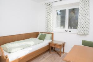 Riefensberg雄鹿公寓的小房间设有床和窗户