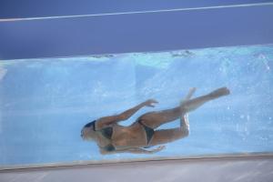 帕尔马海滩帕尔马湾伊波索尔酒店 - 仅限成人的漂浮在水中游泳池中的女人