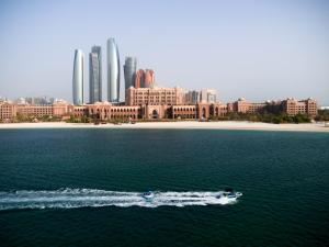 阿布扎比Emirates Palace Mandarin Oriental, Abu Dhabi的城市前的水中小船