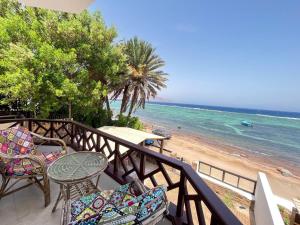 达哈布Moonlight的一个带桌椅和海滩的阳台