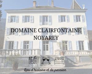 NoyareyDomaine Clairfontaine Noyarey - Suites Junior的前面有一双太阳镜的白色房子