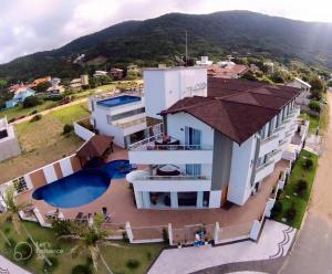 巴拉奈里奥-坎布里乌雷赛尔瓦普莱亚酒店的享有带游泳池的房屋的空中景致