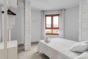 大加那利岛拉斯帕尔马斯Vegueta Luxury Apartments的白色的卧室设有床和窗户