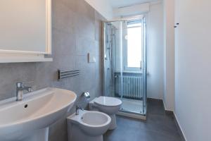 都灵Top Living Apartments - Carducci的白色的浴室设有水槽和卫生间。