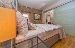 杜布罗夫尼克Dubrovnik Dream Apartments的一间卧室,卧室内配有一张大床