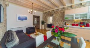 杜布罗夫尼克Dubrovnik Dream Apartments的客厅配有沙发和桌子