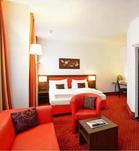 维也纳维也纳爱米迪亚贝斯特韦斯特优质酒店的酒店客房,配有床和沙发