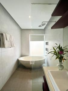 暹粒Maison Leab的白色的浴室设有浴缸和水槽。