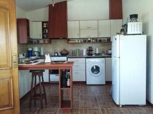 拉博尔萨Casa en Villa Los Aromos的厨房配有冰箱、洗衣机和烘干机