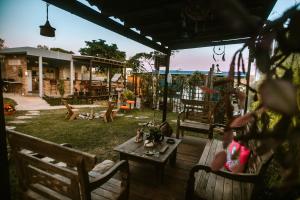 戈亚斯州上帕莱索João de Barro camping e suítes的一个带长椅和桌子的庭院以及游乐场